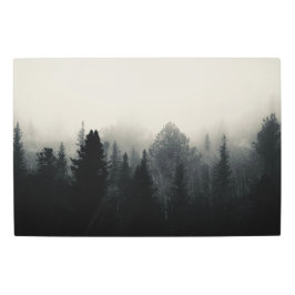 白い霧の中の濃い緑 メタルプリント