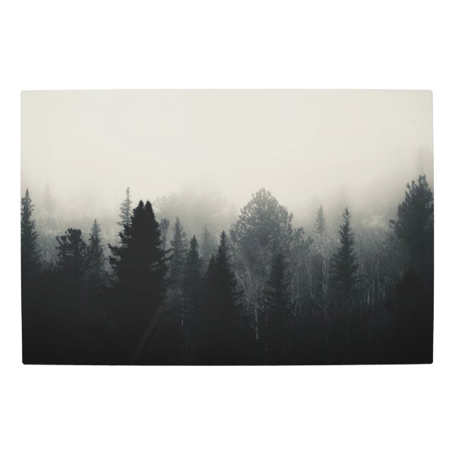 白い霧の中の濃い緑 メタルプリント (正面)