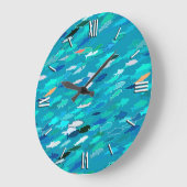 、白い青い、魚のターコイズの学校 ラージ壁時計 (傾斜)