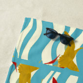 白い青飛んでいるい海の波に赤い黄色のクレーンB ビーチタオル (インサイチュ)