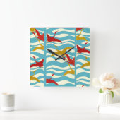 白い青飛んでいるい海の波の上の赤い黄色い鶴 スクエア壁時計 (ホーム)