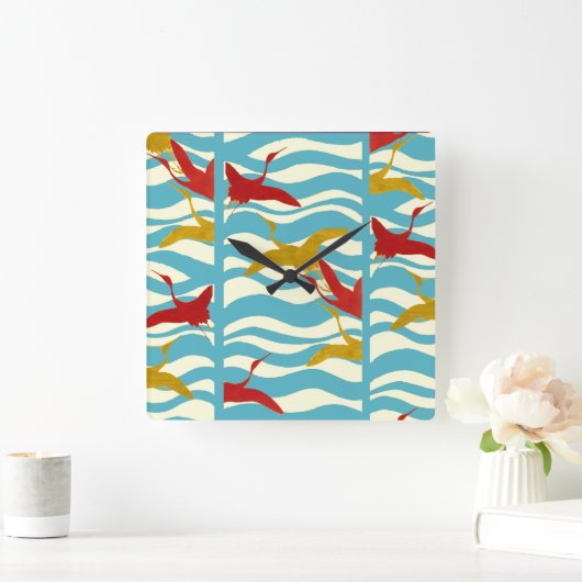 白い青飛んでいるい海の波の上の赤い黄色い鶴 スクエア壁時計 (ホーム)