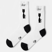白い靴下の上の愛らしい黒猫と前足 ソックス (左)