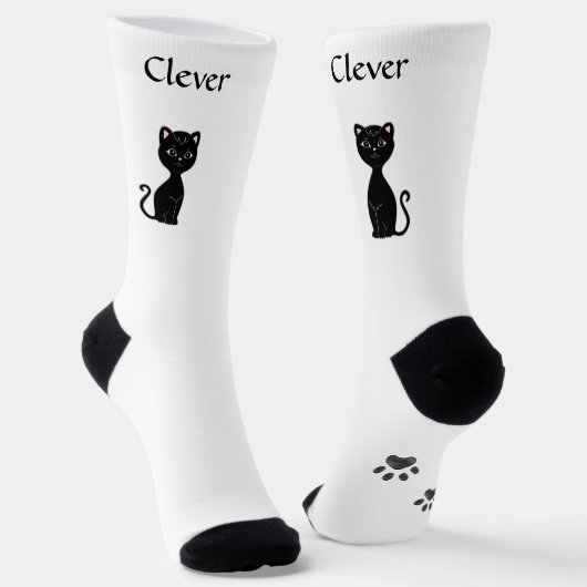 白い靴下の上の愛らしい黒猫と前足 ソックス (傾斜あり)