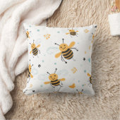 白い飛んでいる背景に蜂やブーンと音を立てる クッション (ブランケット)