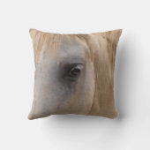 白い馬の大きな目 クッション (裏面)