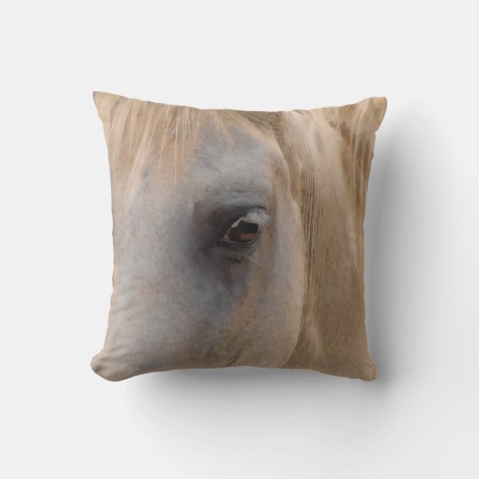 白い馬の大きな目 クッション (正面)
