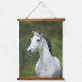 白い馬の緑の背景の美しいポートレート 吊り下げ型タペストリー (正面)