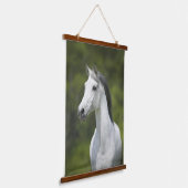 白い馬の緑の背景の美しいポートレート 吊り下げ型タペストリー (傾斜あり)