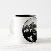 白い魚のモンタナの芸術的なスキーヤー ツートーンマグカップ (正面左)