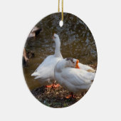 白い鵞鳥遊二匹が池のそばにいる。 セラミックオーナメント (右)