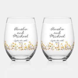 白い黄色の牧草地の野結婚花 ステムなしワイングラス