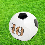 白い黒の金ゴールドモノグラムイニシャル名番号 サッカーボール<br><div class="desc">白いスタイリッシュ背景、黒と金色の文字。名前とプレイヤー番号をカスタマイズして追加する。あなたのモノグラムイニシャルは背景パターンとして。</div>