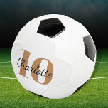 白い黒の金ゴールドモノグラムイニシャル名番号 サッカーボール<br><div class="desc">白いスタイリッシュ背景、黒と金色の文字。名前とプレイヤー番号をカスタマイズして追加する。あなたのモノグラムイニシャルは背景パターンとして。</div>