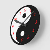 白い黒の陰陽記号（赤） ラウンド壁時計 (傾斜)