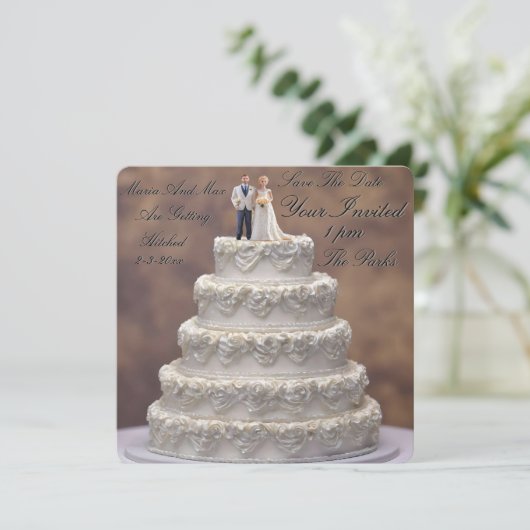 白い5段のウェディングケーキと新婚夫婦のフィギュア付き セーブザデート (スタンド正面)