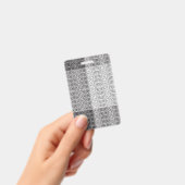 白いbにライトグレーの繰り返しV型パターン バッジ (手持ち)