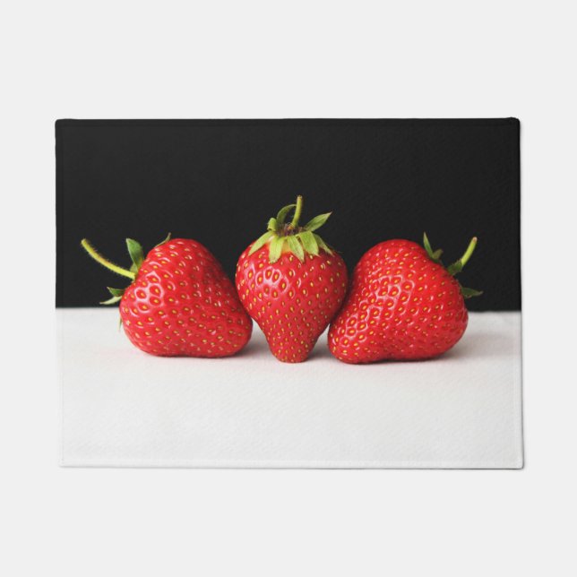 白いDMMの上に黒のイチゴ ドアマット (正面)