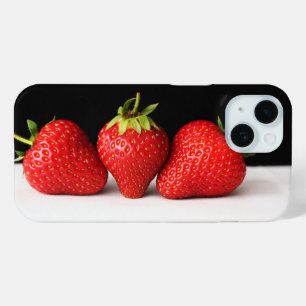 白いiphcnmの上に黒のイチゴ iPhone 15ケース