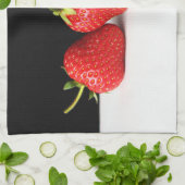 白いktcnmの上に黒のイチゴ キッチンタオル (折り畳み)