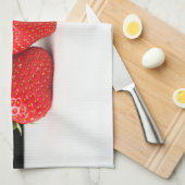 白いktcnmの上に黒のイチゴ キッチンタオル (四つ折り)