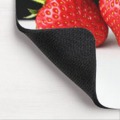 白いmpcnの上に黒いイチゴ マウスパッド (コーナー)