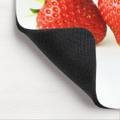 白いMpcnmの上の3つのイチゴ マウスパッド (コーナー)