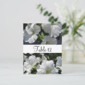 白いPetuniasテーブルのシーティングカード ポストカード (スタンド正面)