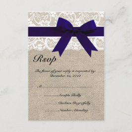 白いRSVPカードを結婚するレースNavyRibbonおよびバーラップ 出欠カード