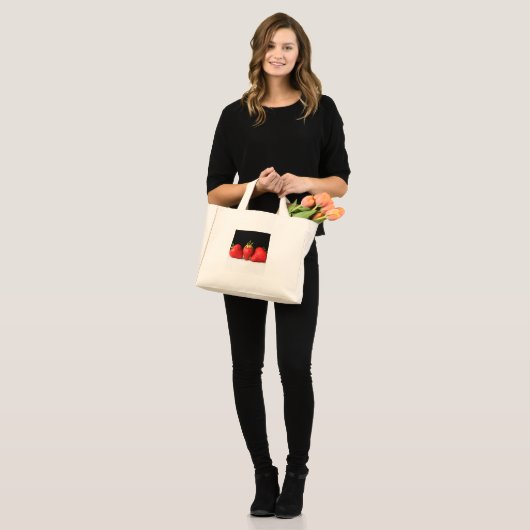 白いttcnaの上に黒のイチゴ ミニトートバッグ (正面(モデル))