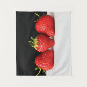 白いwtcnmの上に黒のイチゴ タペストリー (正面)