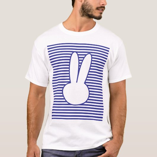 白うさぎと青ストライプのパターン Tシャツ (正面)