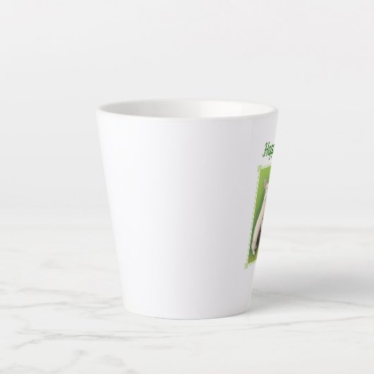 白うさぎ手押し車の色の卵ハッピーイースター カフェラテマグ (正面)