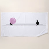 白おもしろい線の上にかわいいピンクのバブルガムの鳥 ビーチタオル (正面)