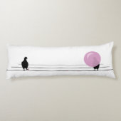 白おもしろい線の上にかわいいピンクのバブルガムの鳥 ボディピロー (裏面)