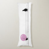 白おもしろい線の上にかわいいピンクのバブルガムの鳥 ボディピロー (正面縦)