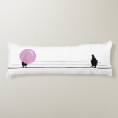 白おもしろい線の上にかわいいピンクのバブルガムの鳥 ボディピロー (正面)