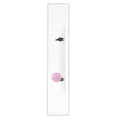 白おもしろい線の上にかわいいピンクのバブルガムの鳥 ミディアムテーブルランナー (正面)