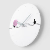 白おもしろい線の上にかわいいピンクのバブルガムの鳥 ラージ壁時計 (傾斜)