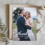 白かわいらし書モダン写結婚の サンキューカード<br><div class="desc">写真サンキューカード | この感謝していカスタマイズ可能なサンキューカードで特別な日の一部として家族や友結婚人がいる。この写真サンキューカードはカーリースクリプトを特徴としている。詳細を追加してパーソナライズこの写真の結婚サンキューカードは他のカードの在庫で入手できる。一致するアイテムが使用可能。</div>