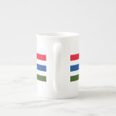 白かわいらし背景に赤ストライプ青の緑 ボーンチャイナマグカップ (裏面)