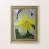 白くおよび黄色のFrangipaniの花 ジグソーパズル (縦)