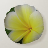 白くおよび黄色のFrangipaniの花 ラウンドクッション (裏面)