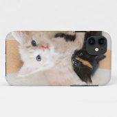 白くおよび黒い子ネコ Case-Mate iPhoneケース (裏面(横))