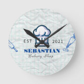 白くしわになったテクスチャシェフ名ベーカリーショップのロゴ ラウンド壁時計 (正面)