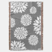 白くコンテンポラリーな花 スローブランケット (正面縦)