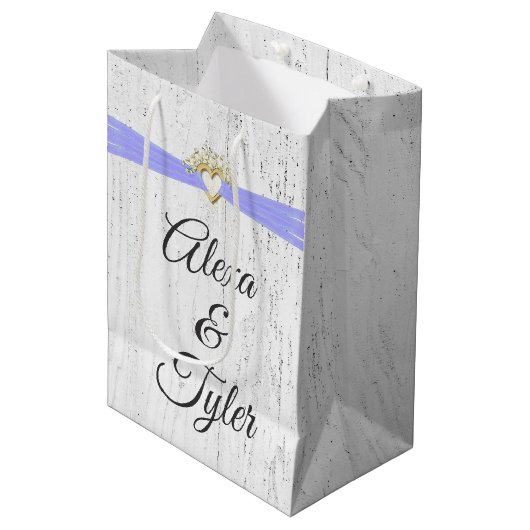 白く塗った木に紫のリボンを付けたハート ミディアムペーパーバッグ (正面アングル)