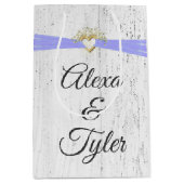 白く塗った木に紫のリボンを付けたハート ミディアムペーパーバッグ (正面)