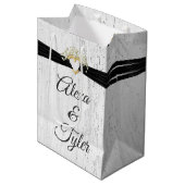 白く塗った木に黒いリボンを付けたハート ミディアムペーパーバッグ (正面アングル)