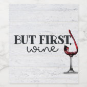 白く洗った木に赤ワインを注ぐ ワインラベル (シングルラベル)